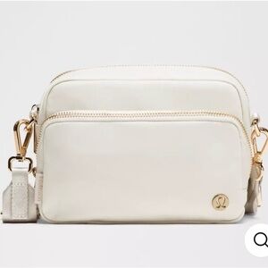 Lululemon Everywhere Crossbody 2L in Bone and Gold